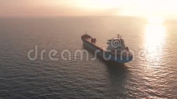 空中观景大海上美丽的日落巨大的货船漂浮在海里视频的预览图