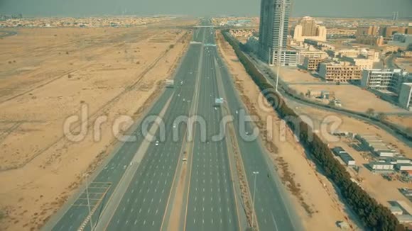 阿联酋迪拜一条宽直高速公路的鸟瞰图视频的预览图