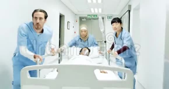 3名医护人员紧急将病床推至走廊4k处视频的预览图