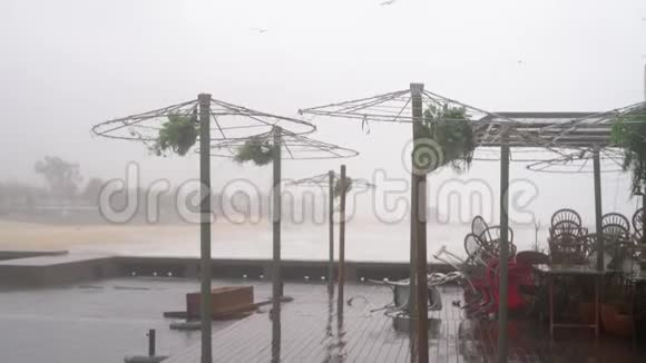 在飓风期间在海边毁坏了咖啡伞巴塞罗那风暴视频的预览图