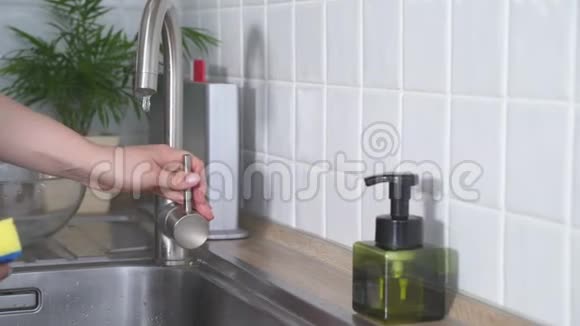 用海绵和凝胶洗盆用于洗涤水槽中的菜肴视频的预览图