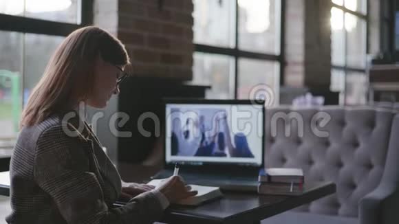 在线会议年轻漂亮的女商人正在为企业家们举办远程学习课程视频的预览图