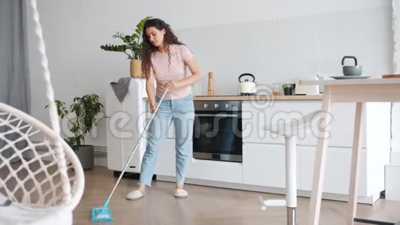 女学生在厨房里用拖把洗地板在公寓里做家务视频的预览图