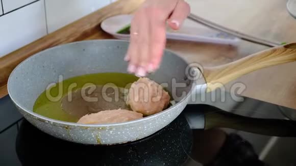 在煤气炉上用油煎锅在铸铁煎锅中做炸鸡片视频的预览图