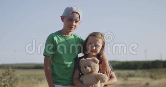 男孩和女孩站在田野里视频的预览图