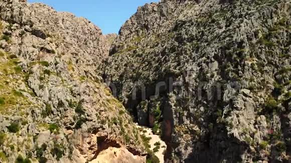 狭窄的道路之间的高岩山峡谷萨卡洛布拉风景如画是马略卡最受欢迎的旅游胜地视频的预览图