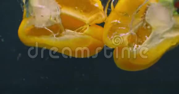 西红柿和甜椒在水中气泡和缓慢运动新鲜多汁的健康素食产品视频的预览图