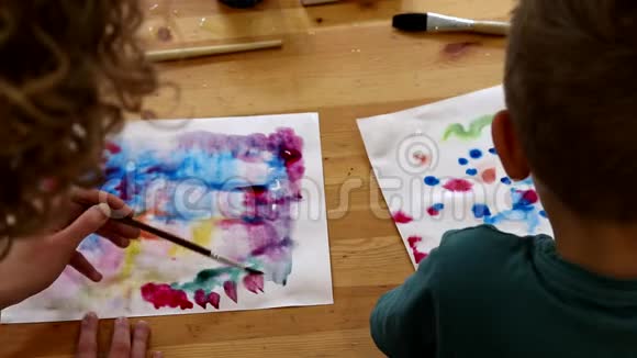 姐姐帮助弟弟学龄前儿童上视觉艺术课他是在视频的预览图