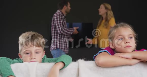 孩子们靠在沙发上而父母则在家里争吵视频的预览图