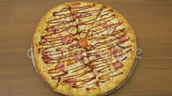 果汁披萨在圆形盘子上旋转成一个圆圈视频的预览图