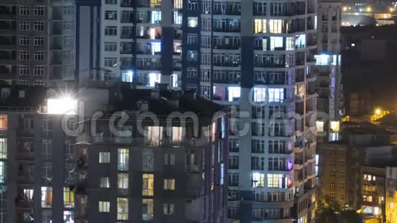 多层建筑夜间更换窗户照明时间推移视频的预览图