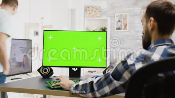 放大男子在绿色屏幕电脑上打字的镜头视频的预览图
