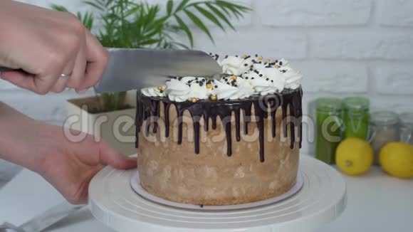 在家里用刀子切蛋糕美味的糖果视频的预览图