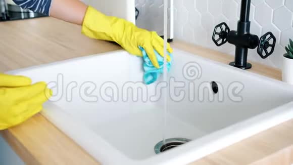 厨房用湿布做家务的女性洗手池特写视频的预览图