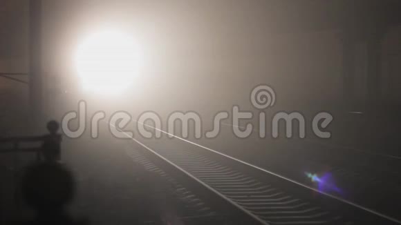夜间火车在雾中亮起铁路灯视频的预览图
