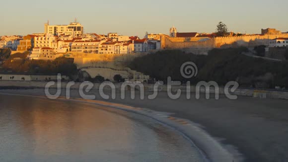 日落时的塞纳河海滩和前景的城市葡萄牙视频的预览图