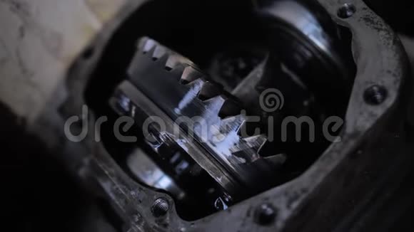 焊接前打开变速箱复位车的金属部分机器油视频的预览图