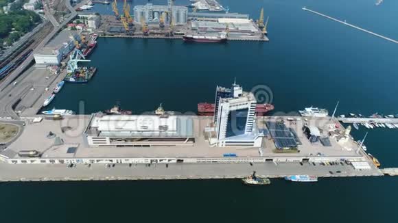 敖德萨海洋贸易港空中勘测视频的预览图