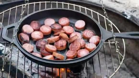户外铸铁锅烤香肠视频的预览图