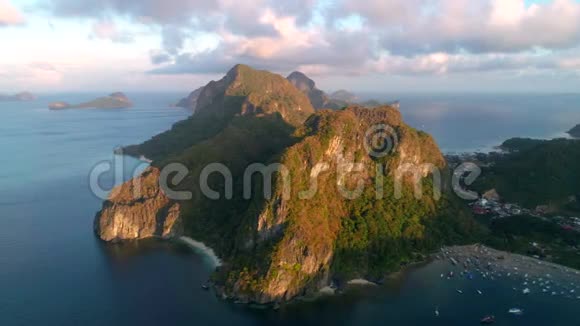 日落时鸟瞰海滩大海和山脉埃尔尼多巴拉望热带风景山山岩视频的预览图