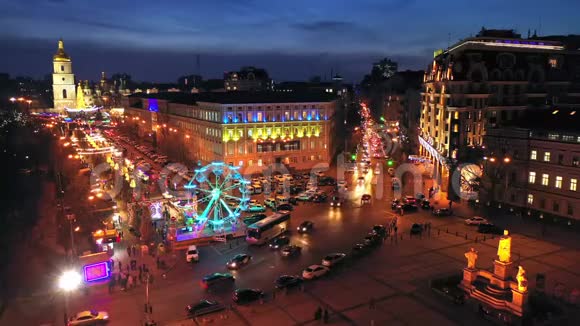 新年的城市装饰着美丽的发光花环空中射击视频的预览图