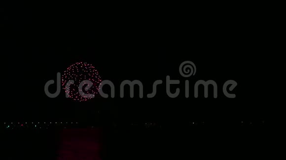 缤纷的节日烟花在江上的夜空中映在水中视频的预览图