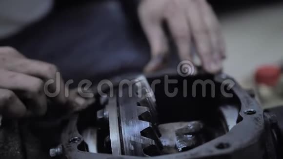 焊接前打开变速箱复位车的金属部分机器油视频的预览图