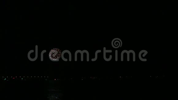 明亮的节日烟花在夜空中的河流与倒影在水中视频的预览图