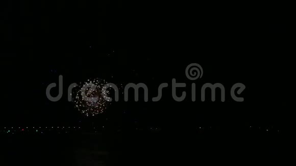 江面夜空中闪闪发光的节日烟花在水中倒影视频的预览图