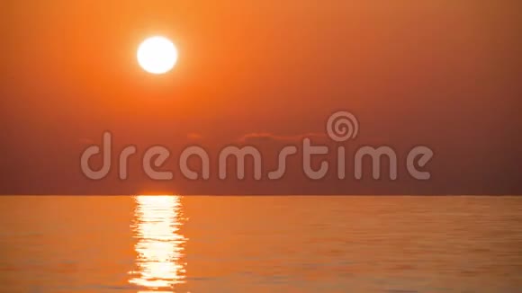 海上大红日日落时程橙色的阳光小径有大海的倒影视频的预览图