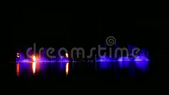 在水中反射的夜空背景上一个丰富多彩的喷泉表演视频的预览图