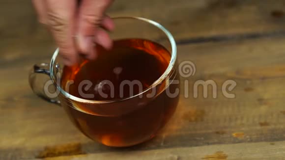 搅拌香甜的茶杯热茶视频的预览图