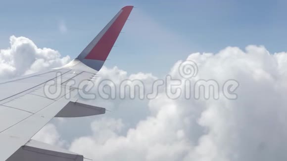 白色和红色翅膀在飞机上漫步视频的预览图
