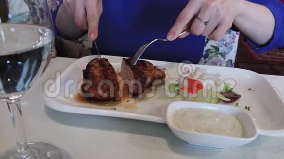 在餐馆里用酱汁在盘子里烹制的牛排视频的预览图