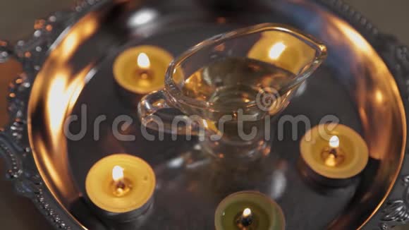 在按摩室的沙发上烧蜡烛带有按摩油的容器视频的预览图