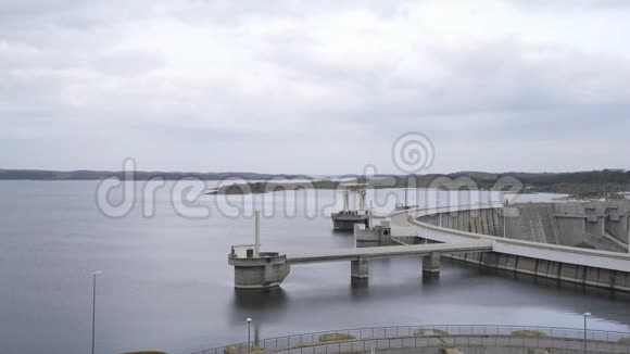 葡萄牙Alentejo的Alqueva水轮大坝湖视频的预览图