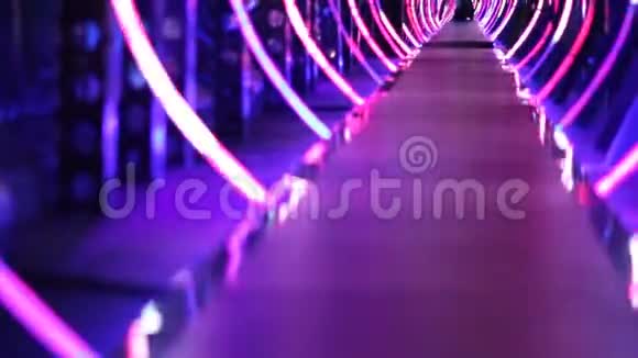 抽象背景五颜六色的红蓝灯神奇的发光螺旋线通道视频的预览图