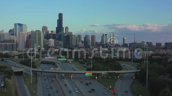 芝加哥高速公路的鸟瞰日落时分可到达市中心视频的预览图
