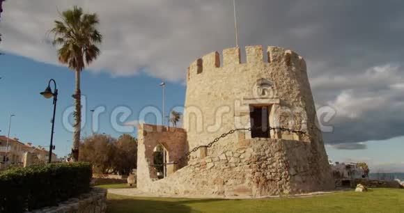 西班牙地中海海岸线的瞭望塔TorreviejaTorredelMoro时光流逝视频的预览图
