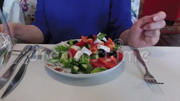 在餐馆的桌子上放着新鲜美味的希腊沙拉视频的预览图