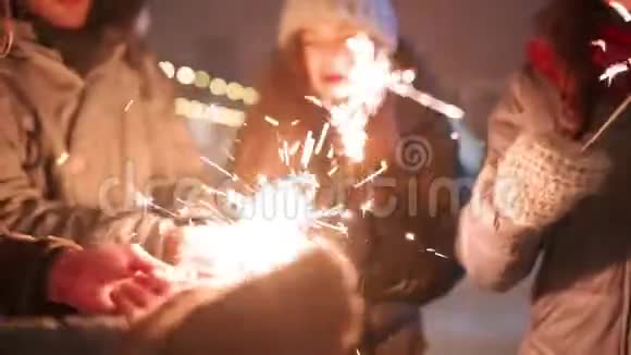 朋友们有乐趣的聚会与火花和自拍照片智能手机在圣诞节市场人们跳着舞视频的预览图