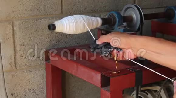 生产棉纺织用手工编织梭机视频的预览图