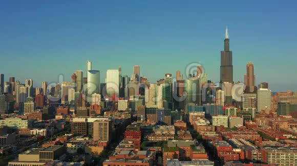 芝加哥天际线的鸟瞰IL日落向前飞视频的预览图