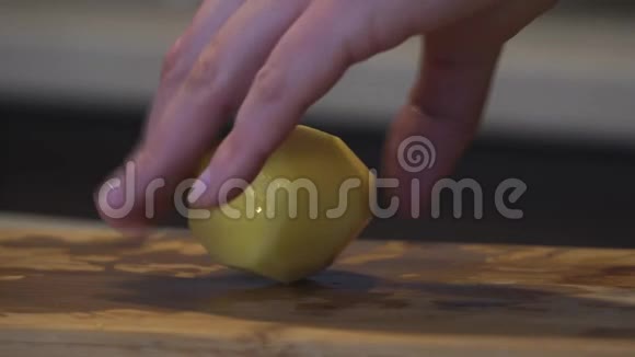 一个女人用一把刀把新鲜的黄土豆切成碎片在锅里煮自制的食物视频的预览图