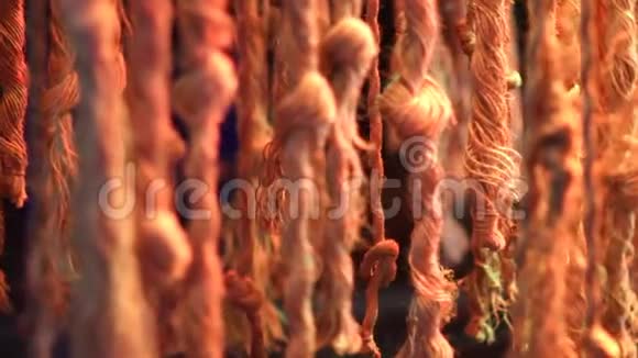 粗糙的绳索和绳索悬挂和摇摆闪烁着五颜六色的变化的LED灯抽象的背景视频的预览图