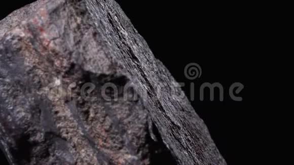 石头在黑色的背景上旋转视频的预览图