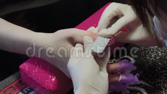 美甲师给怀中的女人修指甲视频的预览图