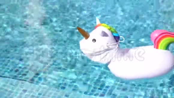 带医用口罩的游泳池玩具独角兽视频的预览图