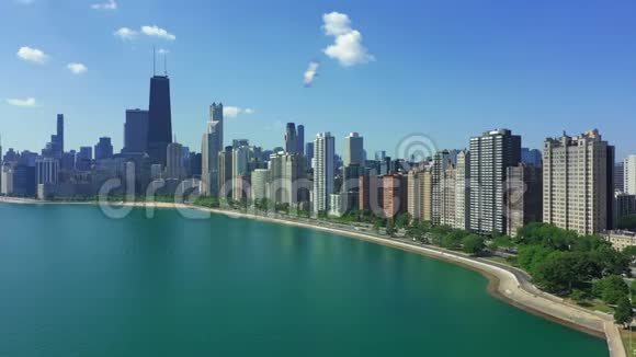 芝加哥天际线与密歇根湖的鸟瞰图视频的预览图