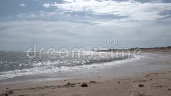 夏日里一片与世隔绝的海滩视频的预览图